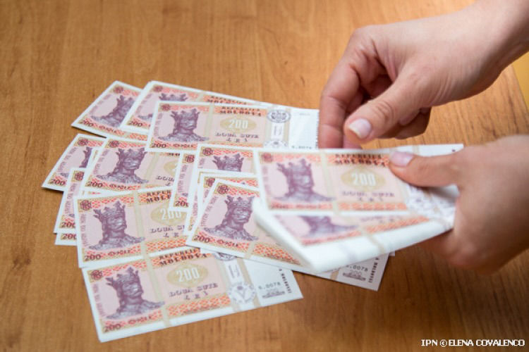 Держатели банковских карт могут получать пенсии и социальные пособия.