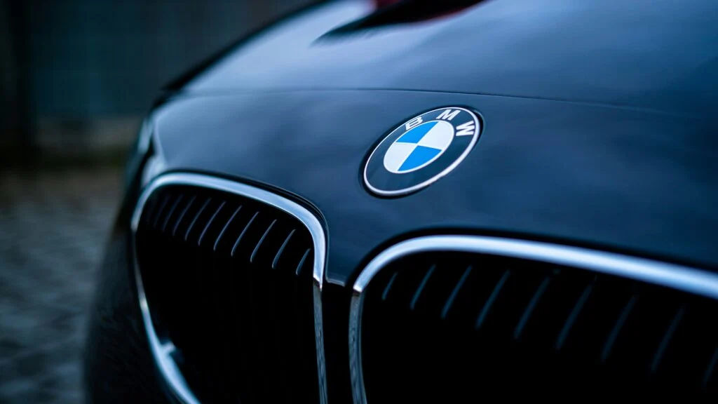 BMW срочно отзывает популярные модели из-за риска возгорания.