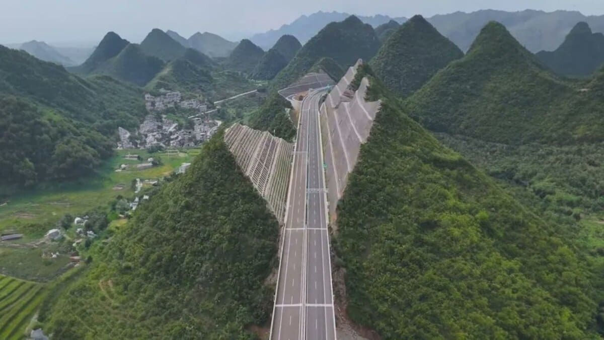 Un munte, tăiat în două în China pentru a construi o autostradă și cel mai înalt pod din lume.