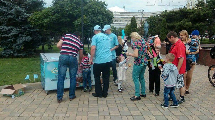 В Парке афганцев очевидцы засняли, как певица с рвением исполняет "детскую" песню про unire fratii.