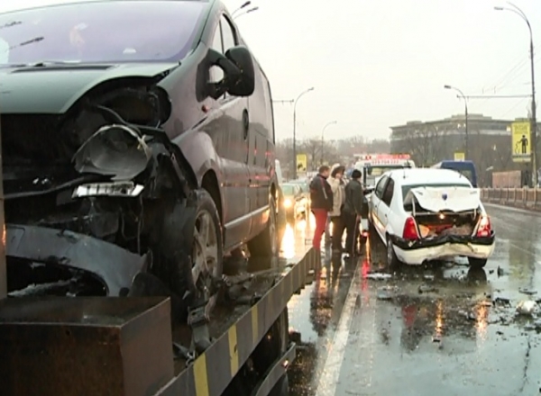 Accident in lant in capitala. 2 persoane au ajuns la spital dupa ce masinile in care se aflau s-au ciocnit una dupa alta.