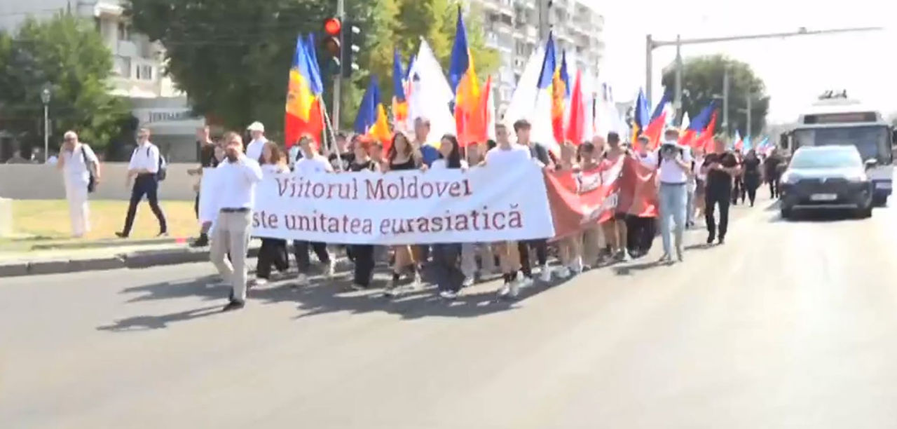 Партия "Возрождение" провела митинг за вступление в ЕАЭС.