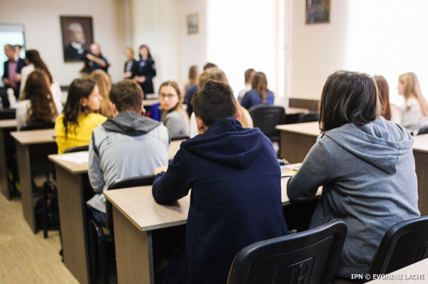 Международный колледж управления и бизнеса организовал прием на учебу, хотя не имеет права на это.