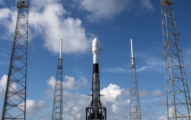 На последних секундах. SpaceX отложила запуск спутников из-за самолета в небе.