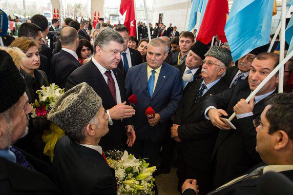 Порошенко пообещал дать крымским татарам право на самоопределение.