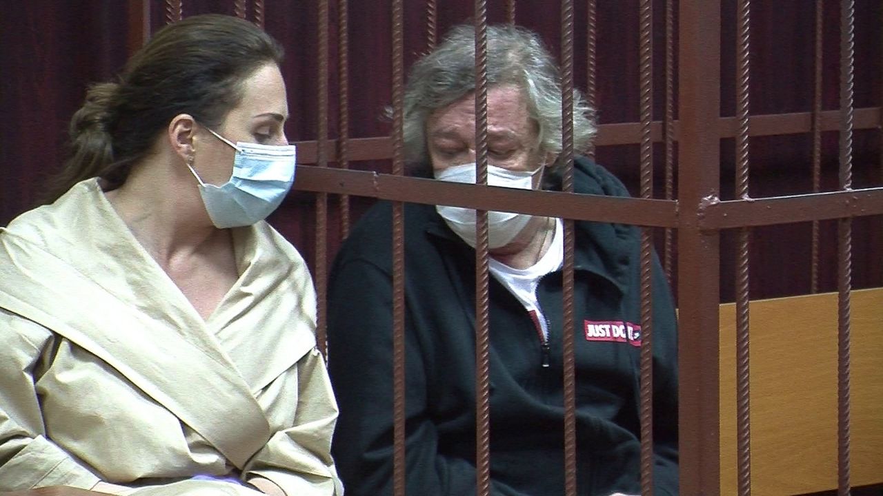 Из бара, где до аварии выпивал Ефремов, пропали записи с камер наблюдения.