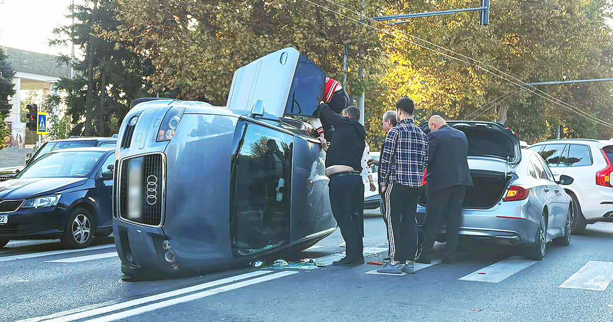 Accident în apropierea clădirii Președinției: Un automobil s-a răsturnat pe o parte.