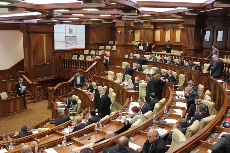 Moțiunea simplă la adresa ministrului Afacerilor Interne a fost respinsă de către majoritatea deputaților, anunță Politik.md.