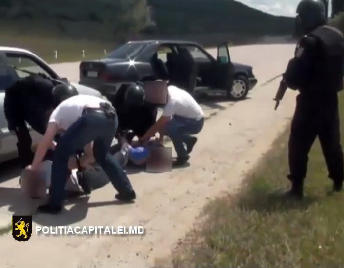 Suspecții au fost reţinuţi pe un termen de 72 de ore, sunt cercetaţi penal pentru tâlhărie şi riscă o pedeapsă cu închisoare de la 8 la 10 ani.