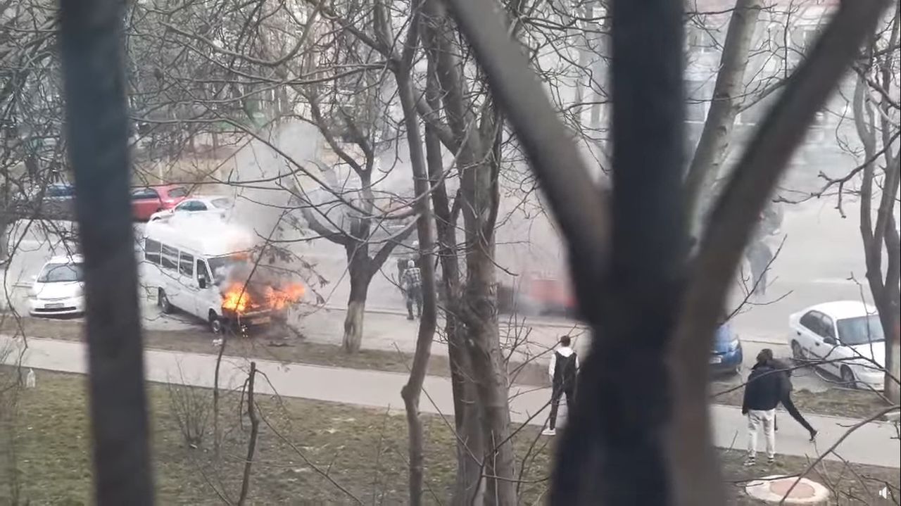 В столице на ходу загорелась маршрутка.