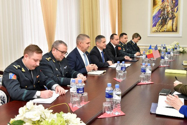 Министр обороны Молдовы поблагодарил США за помощь Нацармии.