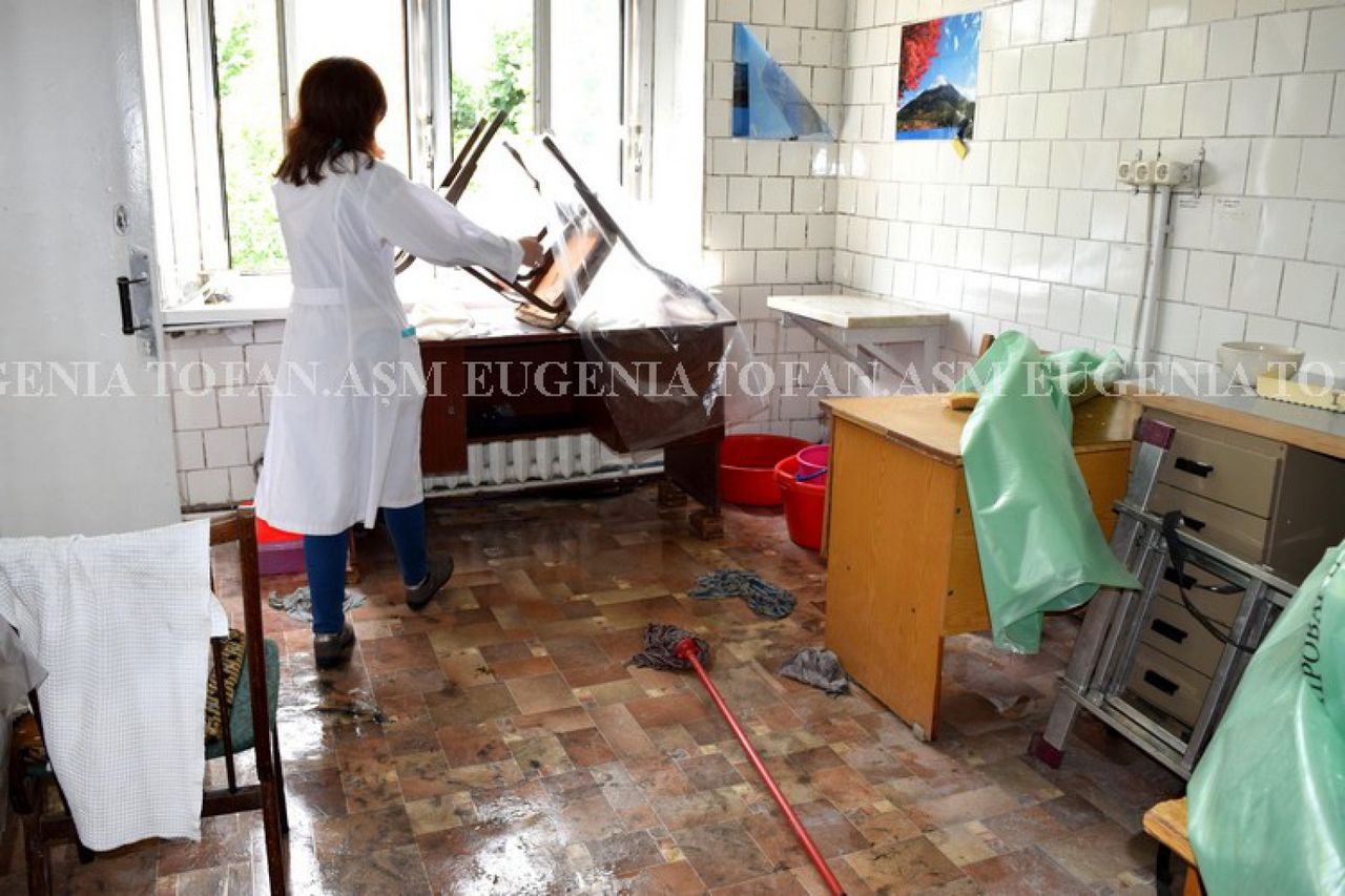 Оборудование в кабинетах и техника были покрыты пленкой во время проливных дождей.