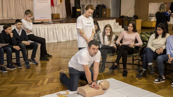 Elevi instruiţi de studenții USMF cum să acorde primul ajutor