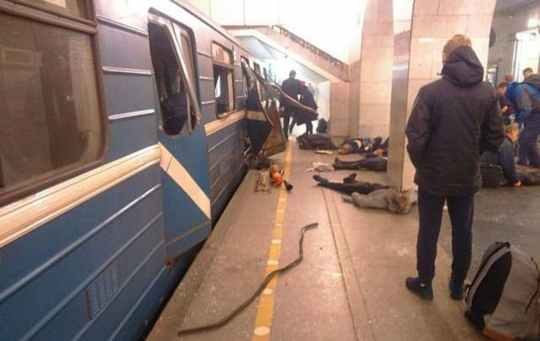 Рассматривается версия организации взрыва в Петербурге смертником.