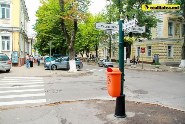 Для изготовления и установления одного столба с указанием названия улиц и номеров зданий потратили около четырёх тысяч леев. Фото: disput-pmr.ru