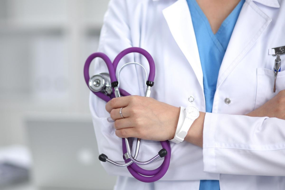 Mulți lucrători medicali își combină activitatea în clinici publice și private.