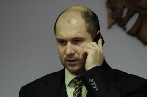 Виктор Парликов объявил, что он отказывается от своей должности по решению Апелляционной палаты.
