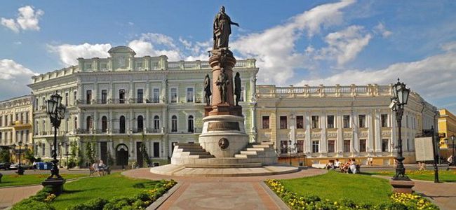 Памятник основавшей Одессу Екатерине и ее сподвижникам был воздвигнут в 1900 году, но был снесен большевиками в 1920 году.