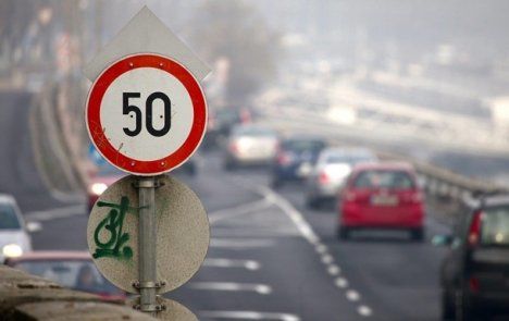 Отныне максимально допустимая скорость движения в населенных пунктах составляет 50 км/час. Фото: avtoportal.