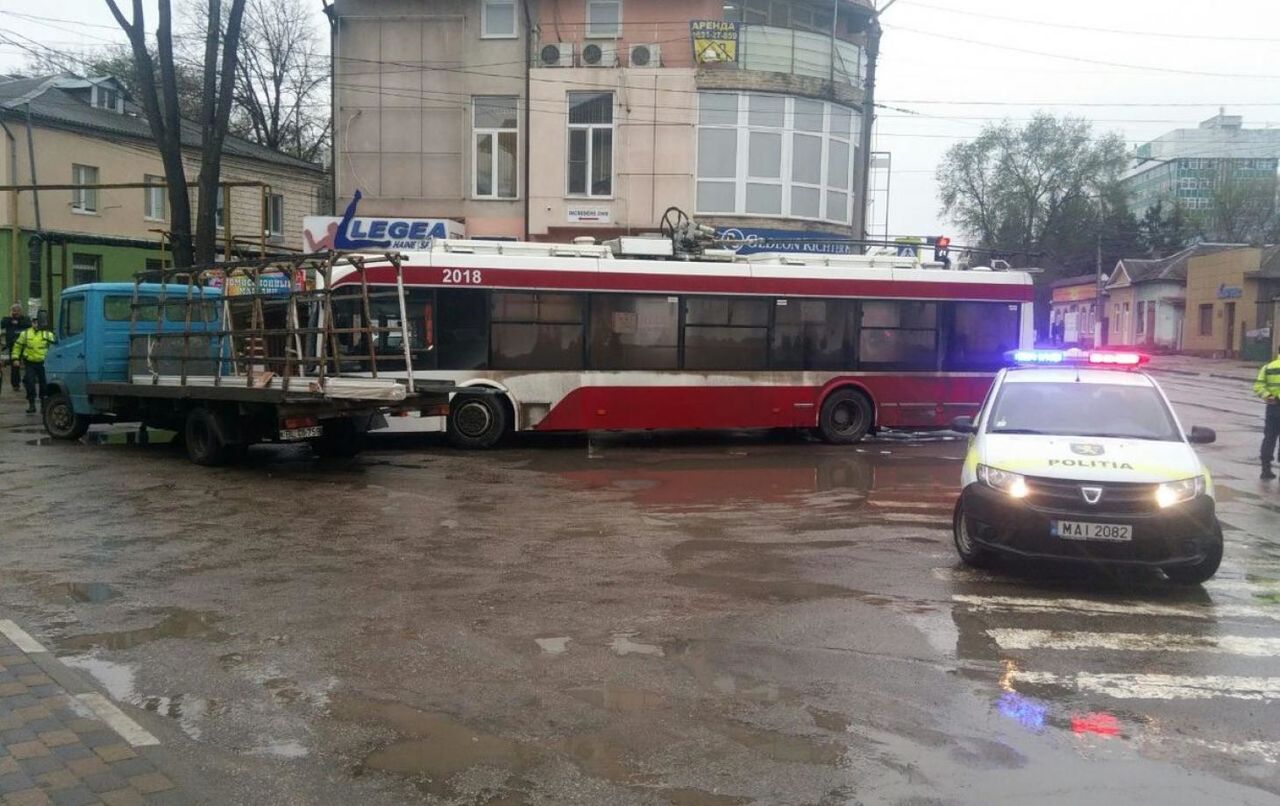 Троллейбус сместился в сторону улицы Святого Николая.