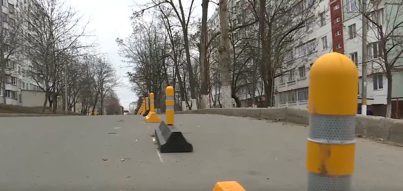 На Чеканах во дворах установили болларды для безопасности пешеходов.