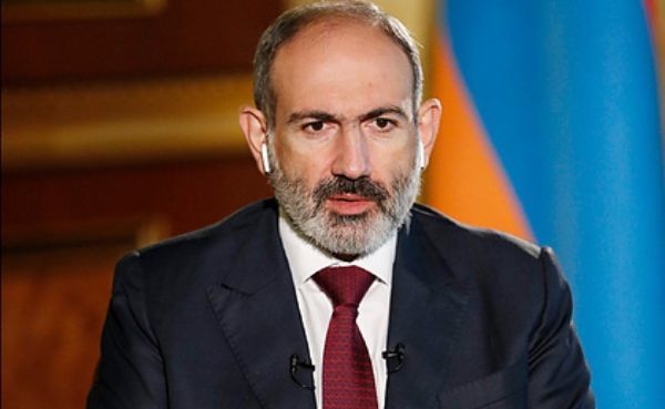 Пашинян заявил о краже протестующими компьютера и духов из его резиденции.
