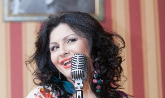 Geta Burlacu nu este româncă! Geta Burlacu are mai multe limbi native, ne-a declarat artista.