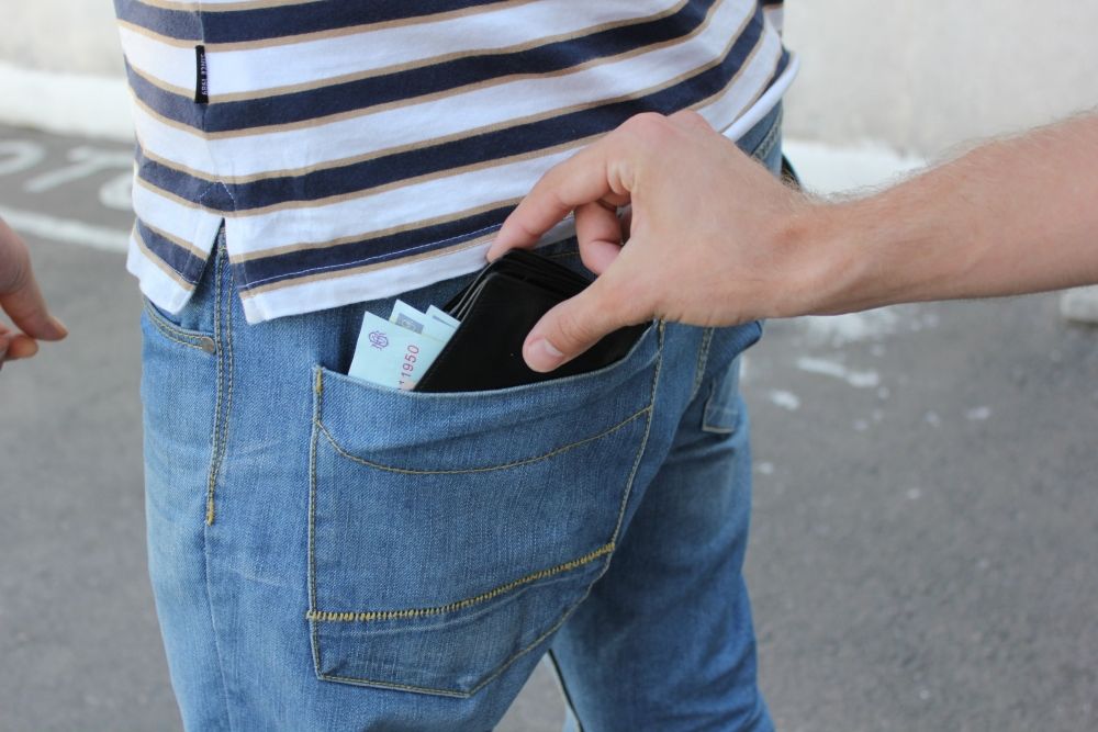 Pentru fapta comisă, tinerii riscă amendă în mărime de la 6.000 lei la 10.000 lei.