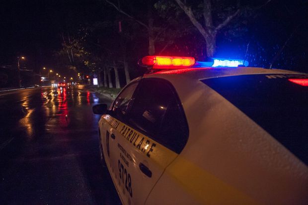 Tânăr, găsit de polițiști dormind în scara unui bloc. De era acolo