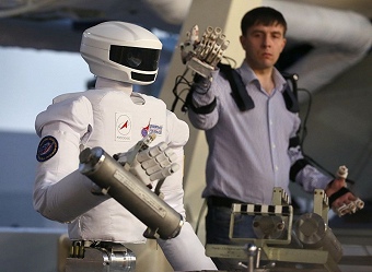 Principiul dirijării roboţilor umanoizi se bazează pe repetarea mişcărilor omului-operator, îmbrăcat într-un costum special.