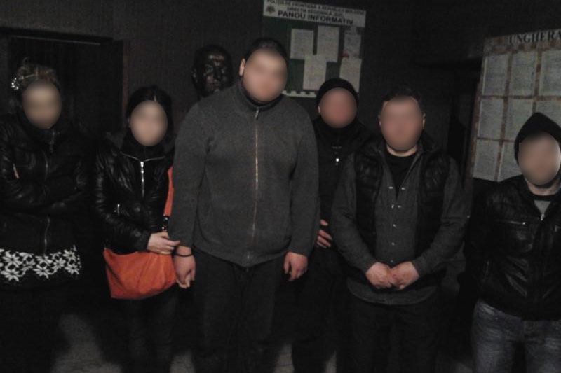 Задержанные, в возрасте от 19 до 55 лет, прибыли легально в Молдову на поезде Минск-Кишинев после чего добрались на микроавтобусе в Кагул, откуда намеревались дойти до реки и пересечь на лодке границу.