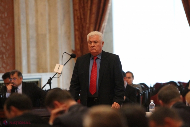 Liderul Partidului Comuniștilor Vladimir Voronin a făcut „declarații de dragoste” unui deputat chiar în debutul ședinței Parlamentului.