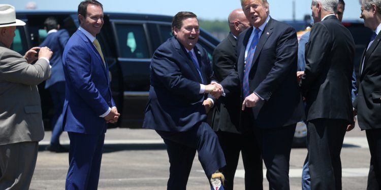 В США вице-губернатор встретил Трампа в носках с его портретом.