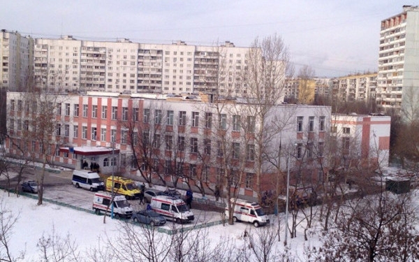 Un barbat din Moscova a tras mai multe focuri de arma in liceul in care invata fiul lui si a luat mai multi elevi drept ostatici.