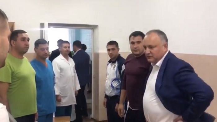 Президент навестил офицеров Службы охраны, пострадавших в аварии.