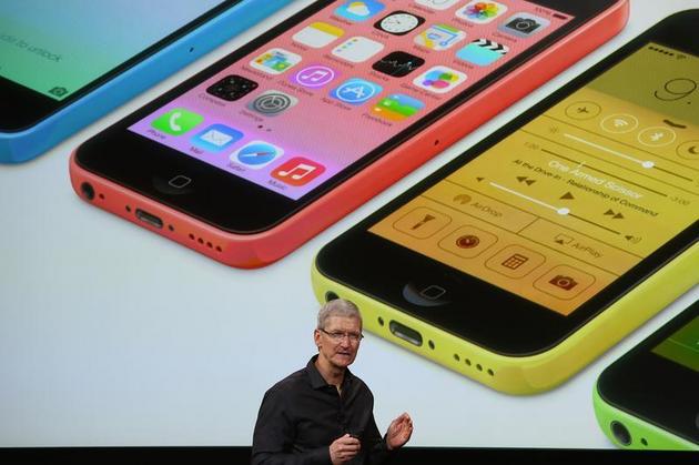 Apple a început vineri vânzarea noilor modele iPhone, 5S şi 5C.