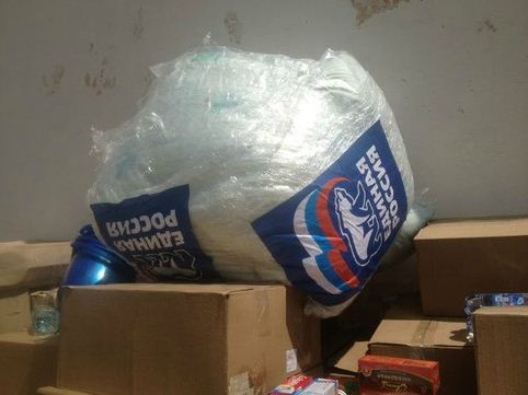 Партия власти клеит свои стикеры на гуманитарную помощь, к которой не имеет отношения. Фото: Олега Кашина