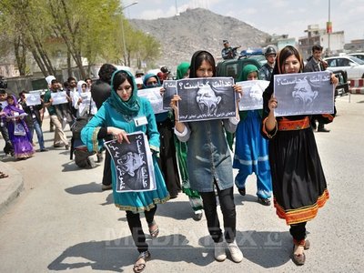 Manifestaţie de protest la Kabul, după executarea sumară a unei femei acuzată de adulter (Imagine: AFP / MediafaxFoto)