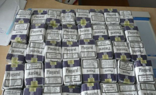Молдаванин намеревался провести через границу 475 пачек сигарет марки Plugarul. Фото: obiectivtulcea.ro