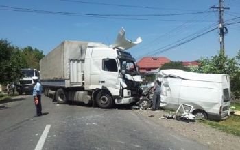 Un moldovean în vârstă de 27 de ani care se deplasa la volanul unui TIR s-a ciocnit cu un microbuz