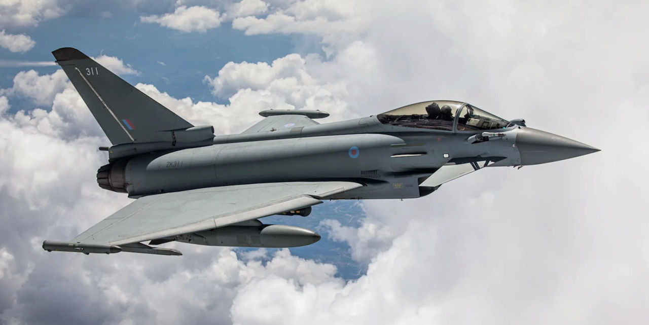 Британские Typhoon впервые вылетали патрулировать небо над Польшей.