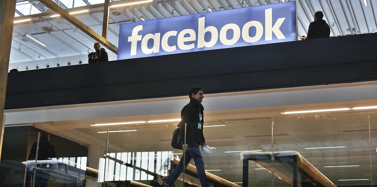 Facebook автоматически блокирует рекламу вакцинации от коронавируса.