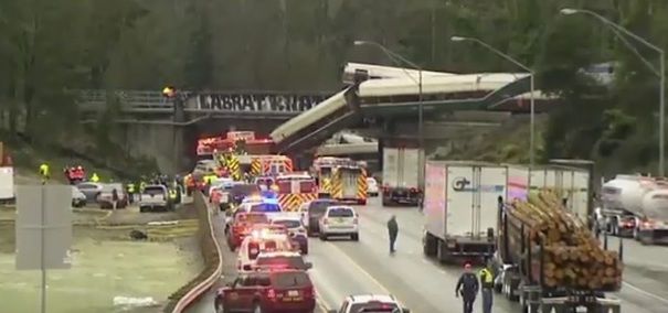 Cel puţin şase morţi şi zeci de răniţi, după ce un tren Amtrak a deraiat, a căzut de pe un pod şi s-a prăbuşit pe o autostradă din statul Washington.