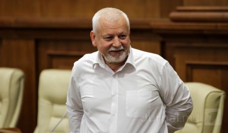 Nae-Simion Pleşca susţine în derâdere că pământul nu este de vânzare pentru săraci. Foto: jurnal.md