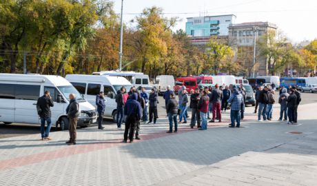 Micii transportatori de pasageri şi colete au ieşit la protest, pentru a cere autorităţilor legalizarea activităţii lor. Foto: ipn.md\Elena Covalenco