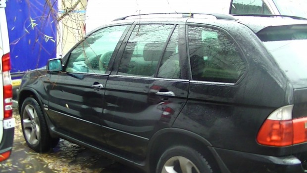 Un automobil de lux de model „BMW X5” a fost confiscat de angajații Serviciului Vamal al R. Moldova, după ce a fost contracarată o tentativă de contrabandă cu țigări.