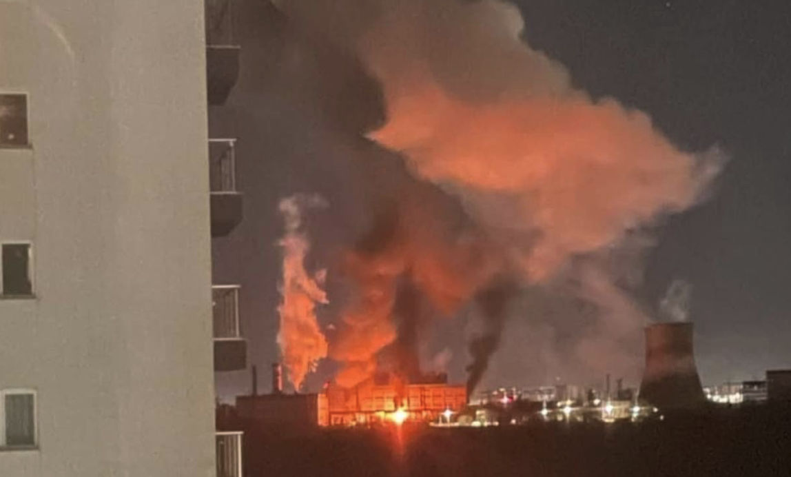 На ТЭЦ в Бухаресте произошел взрыв и начался масштабный пожар.