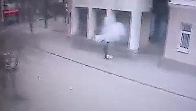 Момент взрыва в Ростове-на-Дону попал на видео.
