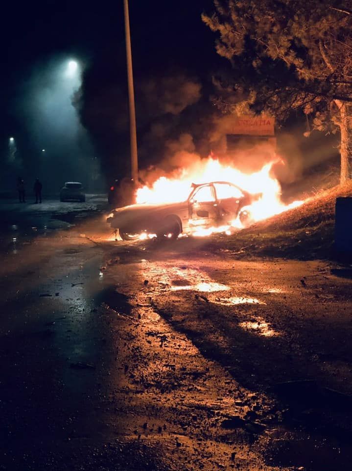 Водитель BMW, врезавшийся в столб, был пьян и превысил скорость.