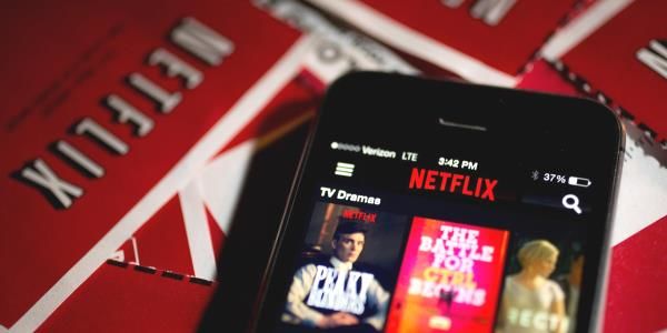 Американская компания Netflix приняла решение закрыть еще два сериала.